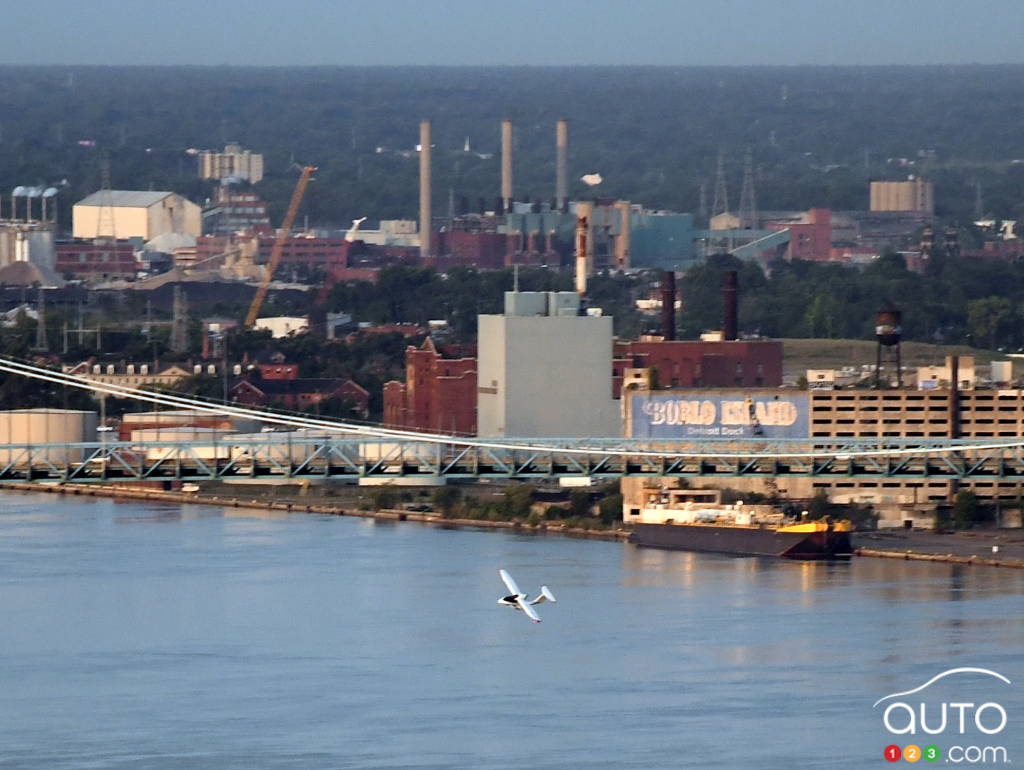 L'Icon A5, voiture volante,  dans le ciel au dessus de la rivière Détroit